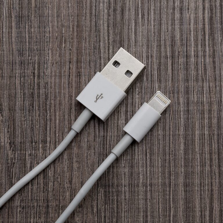 CABO USB COM ENTRADA LIGHTNING/IPHONE. - BRANCO - BRANCO